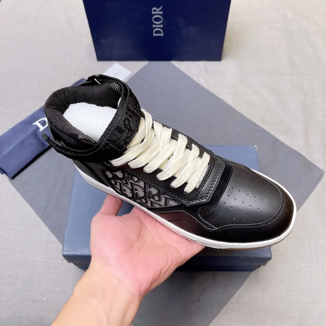 p440 "Dio*" mid-top B27 casual sneakers. This B27 high-top sneaker is a new product in the series and continues Di*r's classic style. Crafted from gray and white smooth calf leather with beige and black Oblique print panels on the sides. The "CD Icon" shaped shoelace eyelets are clever and delicate, and the two-color rubber sole, rear collar and heel are all equipped with the brand's iconic details to enhance the style. Oblique printed straps at the ankle allow for an adjustable fit to complement the overall design. Fashionable and versatile, it can complement any look. Create an exquisite design with unique dynamic vitality and modern atmosphere, presented in low-top and high-top styles. This new must-have shoe adds a new dimension to Dior's archive heritage, embodying modern elegance. Purchase the original version and make it 1:1. If you need top quality, please come to me! Male 38-44! No. 067